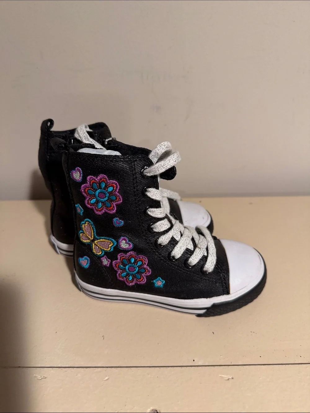 Source Unknown Black High-Top Sneakers with Multicolor Floral Embroidery